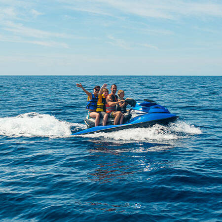 Jet ski à proximité du Camping Caballo de Mar à Pineda de Mar Tohapi